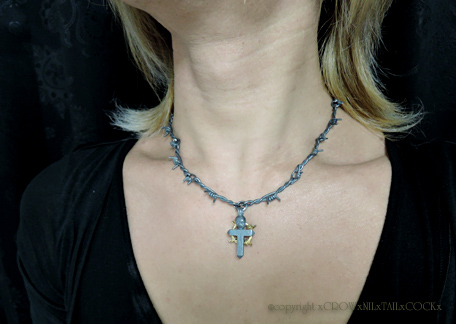 有刺鉄線クロスネックレス ILCO